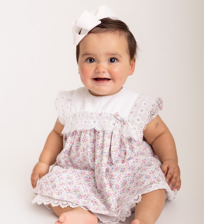 best Lincoln Park baby photographer, Chicagoland baby milestone session, baby photography near me Chicago -